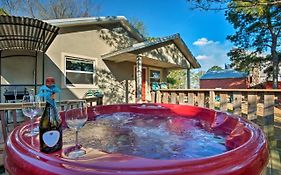 Broken Bow Cottage With Deck, Hot Tub And Fire Pit!